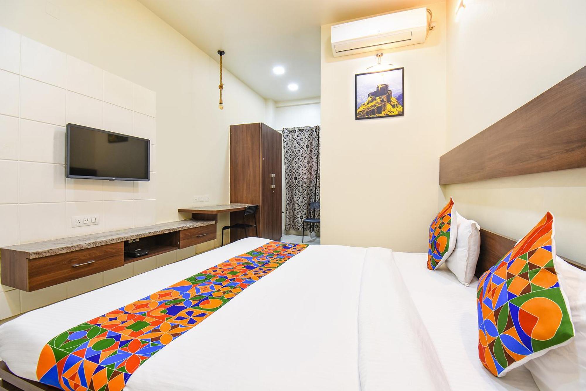 Fabhotel Royal Suits - Nr Mahadji Shinde Chhatri Mundhva Buitenkant foto