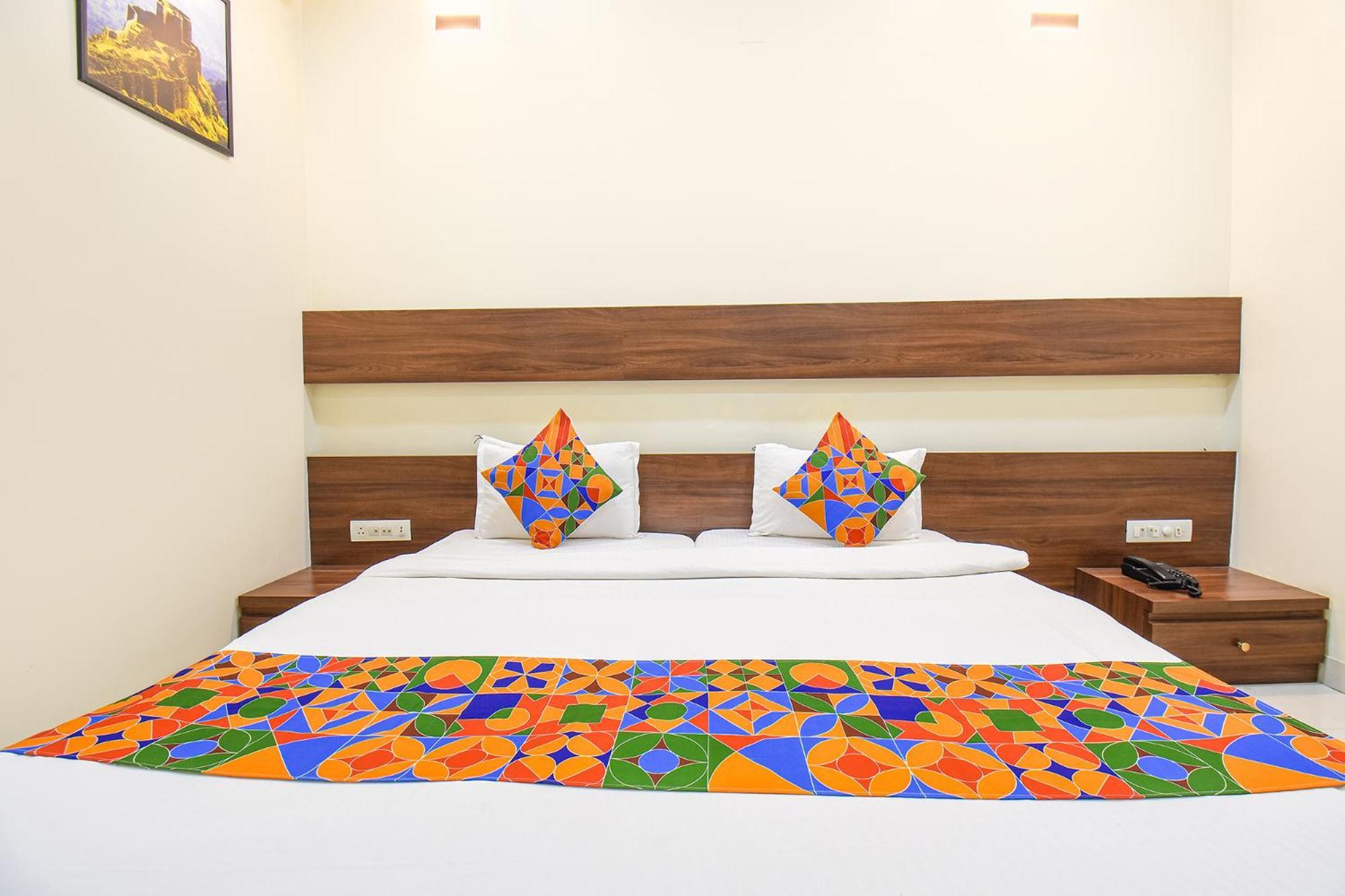 Fabhotel Royal Suits - Nr Mahadji Shinde Chhatri Mundhva Buitenkant foto