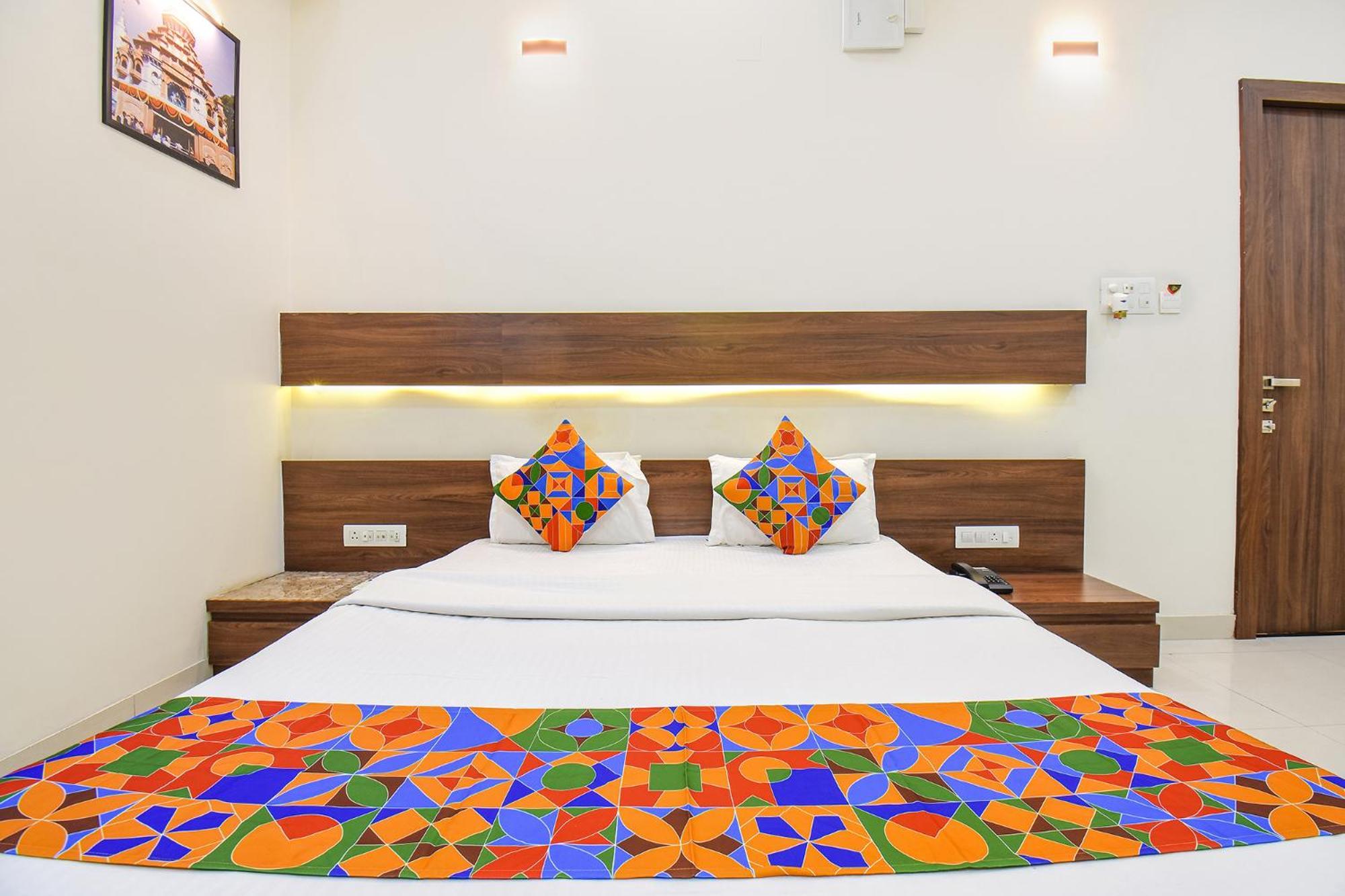 Fabhotel Royal Suits - Nr Mahadji Shinde Chhatri Mundhva Buitenkant foto