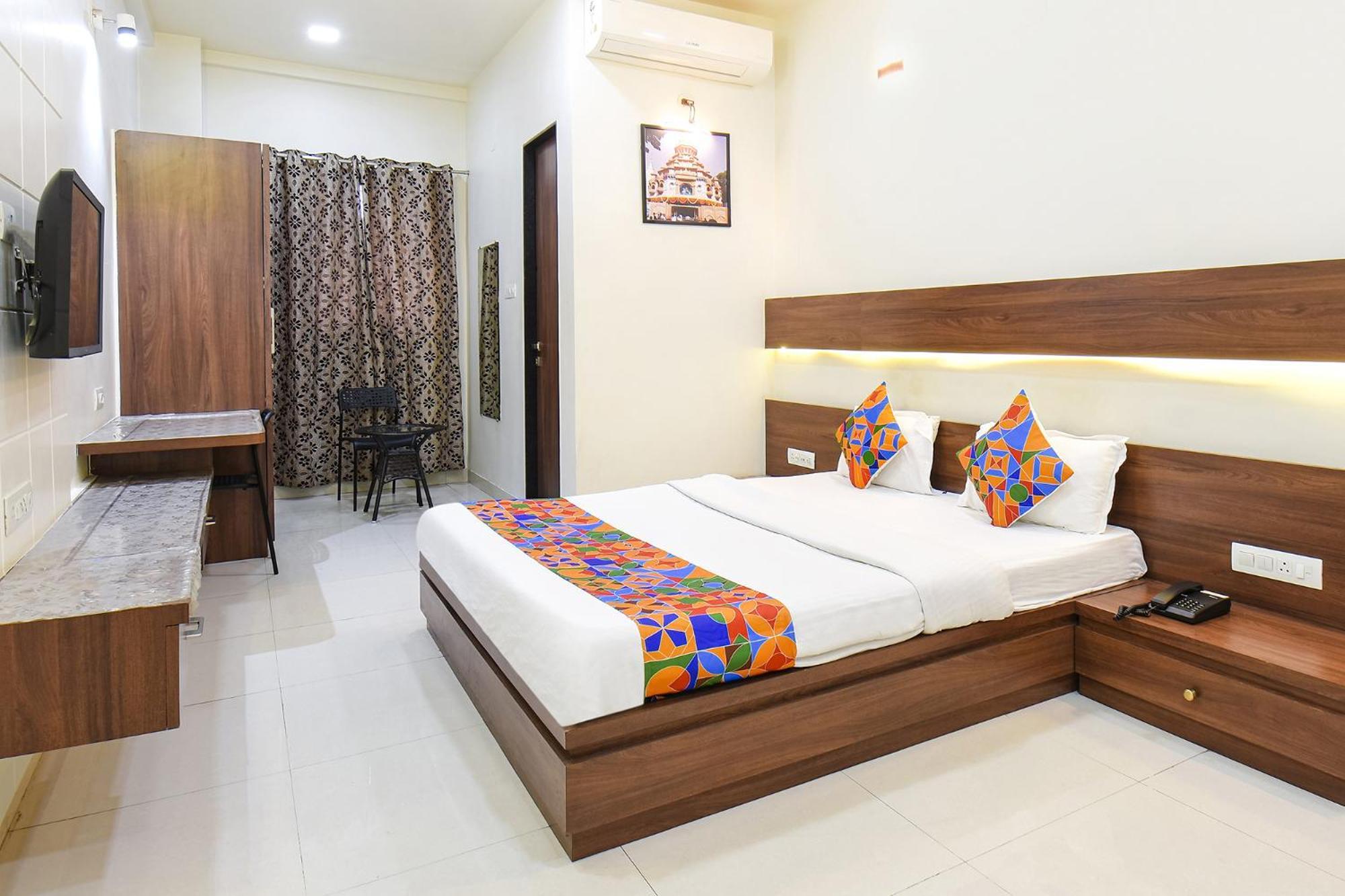 Fabhotel Royal Suits - Nr Mahadji Shinde Chhatri Mundhva Buitenkant foto