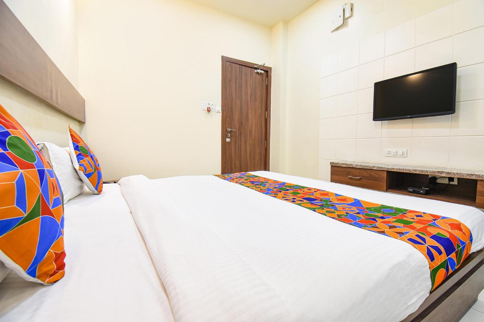 Fabhotel Royal Suits - Nr Mahadji Shinde Chhatri Mundhva Buitenkant foto