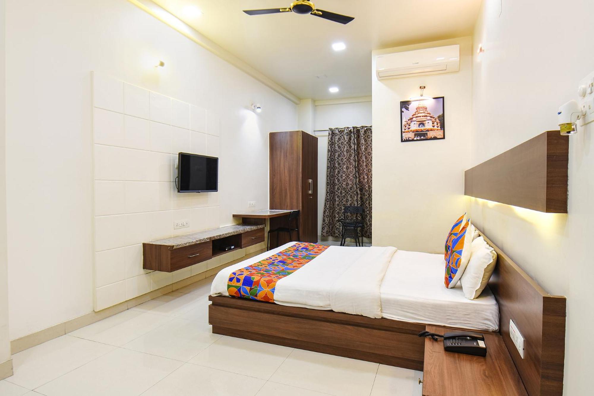Fabhotel Royal Suits - Nr Mahadji Shinde Chhatri Mundhva Buitenkant foto