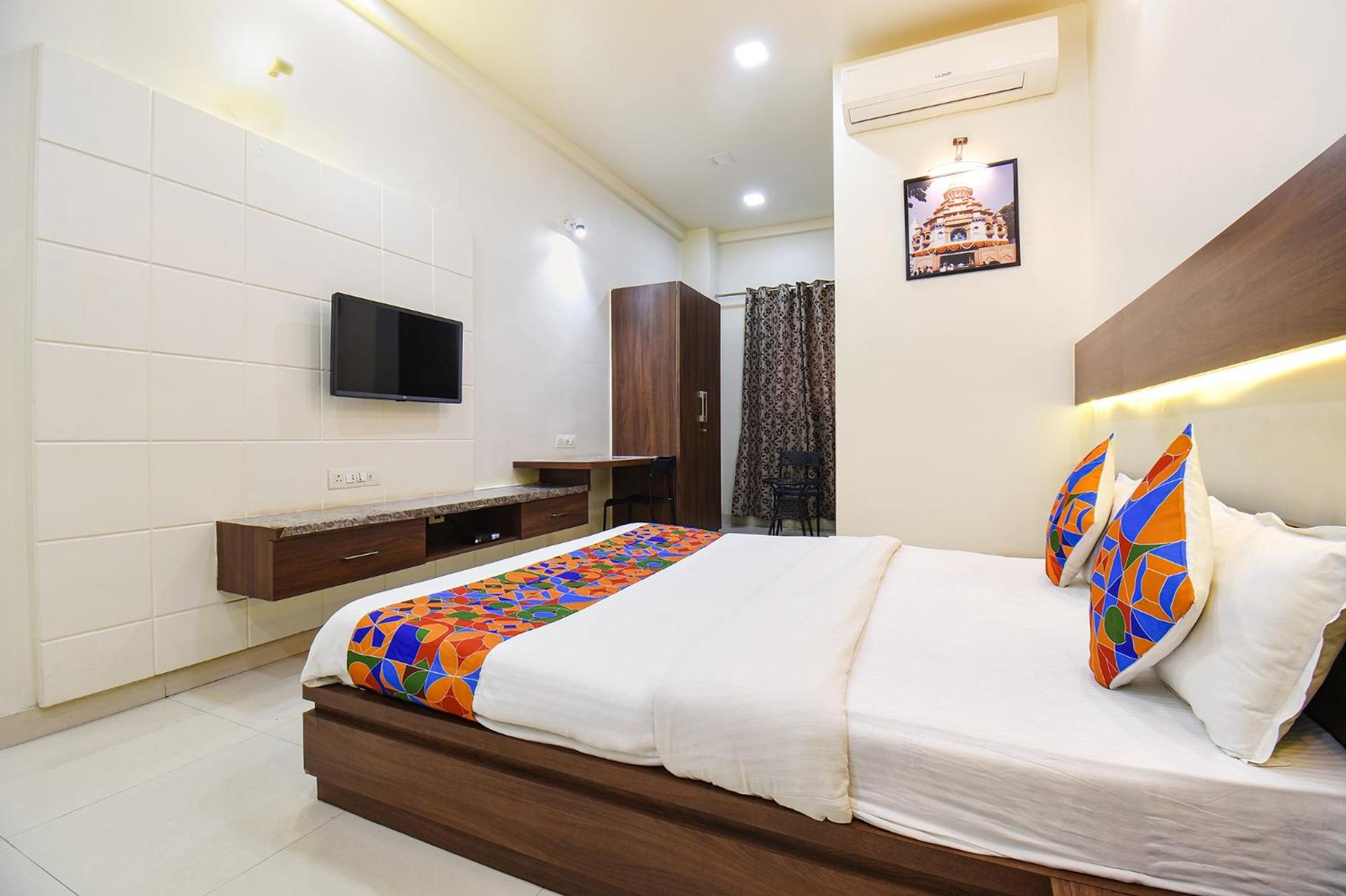 Fabhotel Royal Suits - Nr Mahadji Shinde Chhatri Mundhva Buitenkant foto